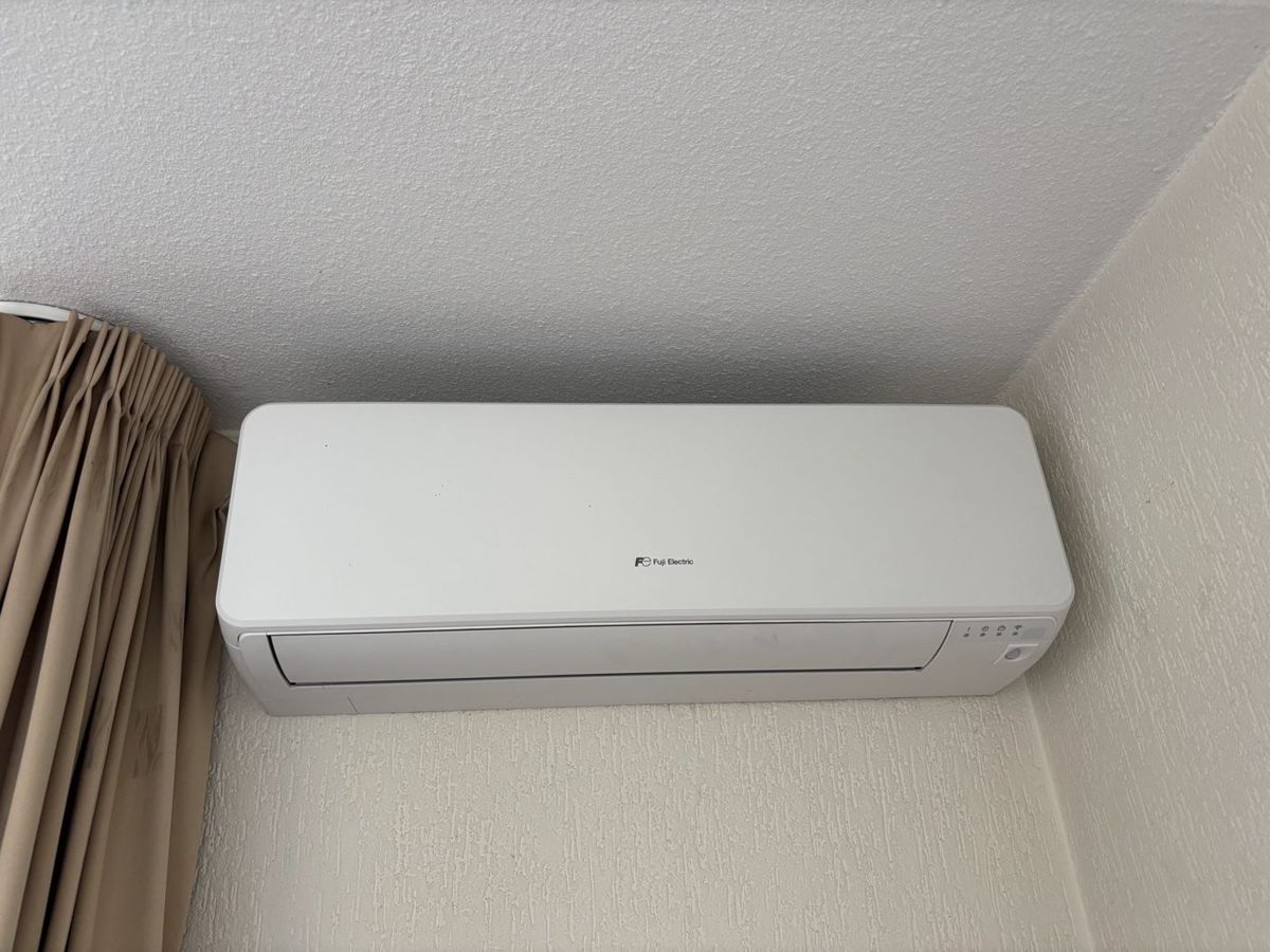 Wit Fuji Electric wandmodel, recht vooraanzicht