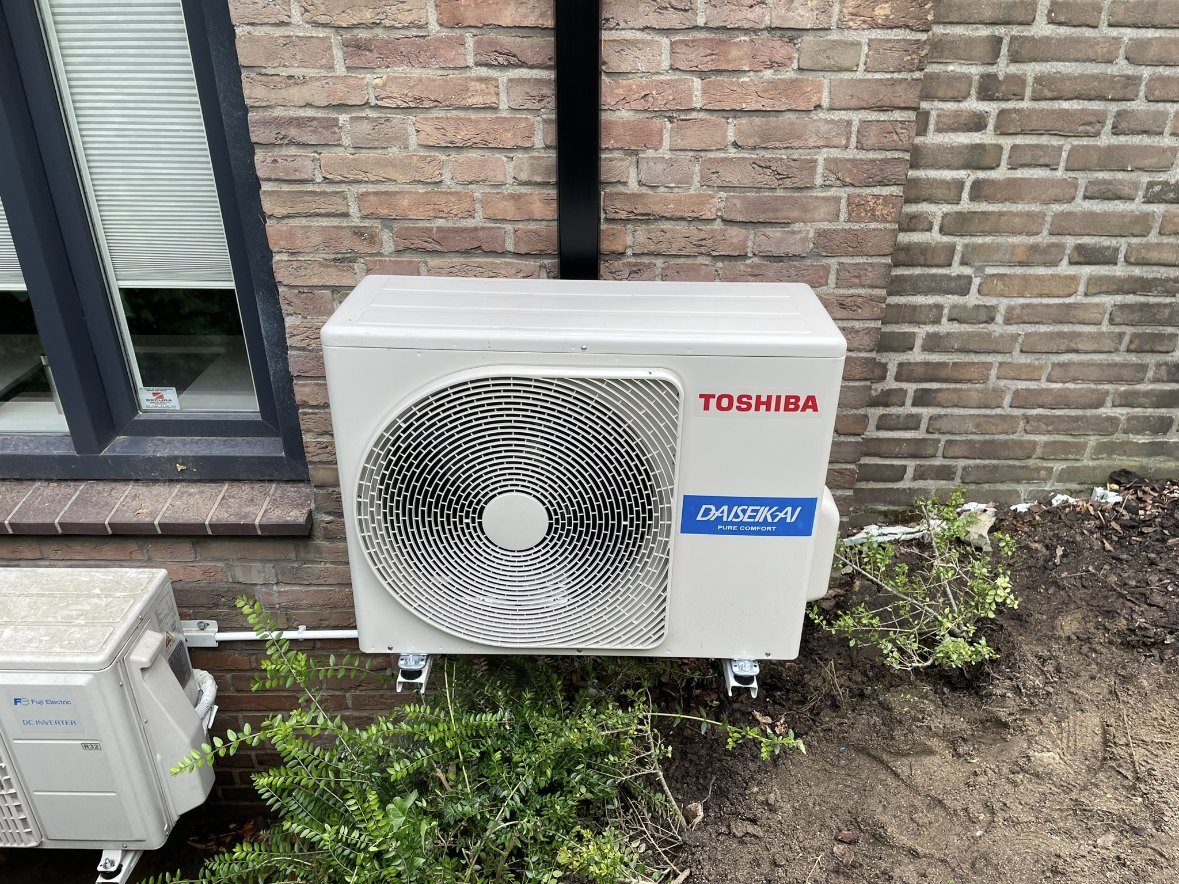 Toshiba Daiseikai buitenunit tegen een bakstenen gevel